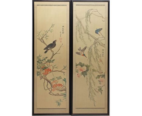 2 Seidenmalereien. Jeweils Darstellungen von Vögeln und blühenden Sträuchern mit Text in chinesischer Kalligraphie und roten 