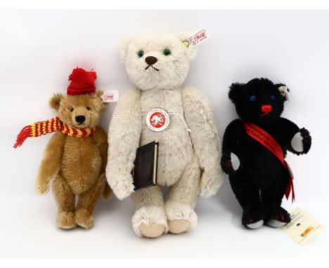 3 Steiff-Teddys. Verschiedene Ausführungen aus limitierten Auflagen. Je mit Knopf und Fahne, 2x mit Schild. Nahezu unbespielt