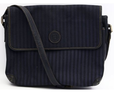 Vintage-Umhängetasche, Fendi. Violett-blau gestreifter Canvas, Umschlagklappe mit Knopfverschluss, verstellbarer Umhängerriem