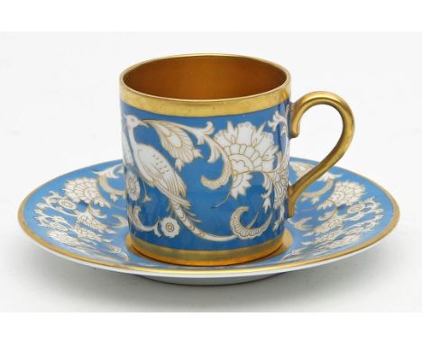 Art Deco-Mokkatasse mit Untertasse, Rosenthal. Walzenform mit Ohrenhenkel. Türkisfarbener Fond mit ausgespartem, goldstaffier