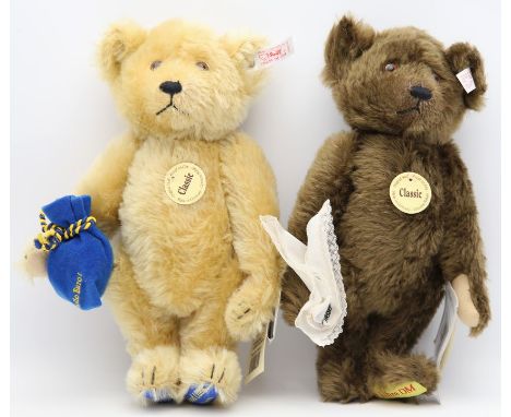 2 Steiff-Teddys: "DM-Abschiedsbär" und "Euro-Begrüssungsbär", aus der limitierten Auflage des Jahres 1999. Je mit Knopf, Fahn