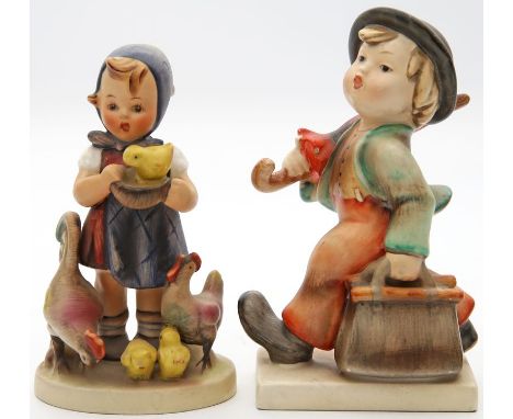 Hummel, M.J. 2 Skulpturen: Knabe mit Regenschirm und Hühner fütterndes Mädchen. Keramik. Bunt bemalt. Stempelmarke Goebel, 30