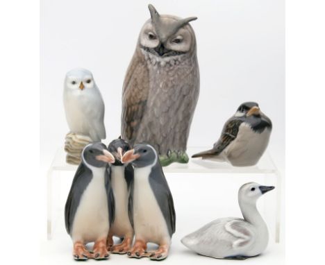 5 Tierskulpturen, Royal Copenhagen: 2 Eulen, Jungschwan, Vogel und Pinguingruppe. Porzellan. Bunte Unterglasurbemalung. Grüne