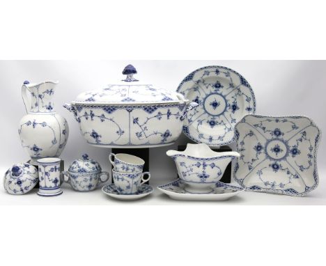 10 Teile Porzellan, Royal Copenhagen, überwiegend Form "Halbspitze". Jeweils mit Bemalung "Musselmalet in Unterglasurblau. Da