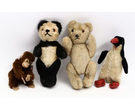 2 Teddys, Pinguin und Schimpanse. Verschiedenfarbiger Mohair, 1x als Panda. Teils Steiff. Schimpanse mit U.S.-Zone-Fähnchen. 
