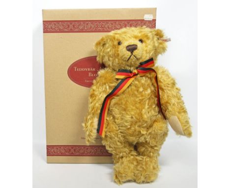 Steiff-Teddy "Andreas". Eines von 1.997 Ex. der limitierten Auflage aus dem Jahr 1997, mit Knopf, Fahne und Schild. H. 40 cm.