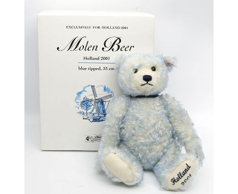Steiff-Mühlenbär. Eines von 1.500 Ex. aus der Exclusiv-Edition für Holland 2001, mit Knopf, Fahne und Porzellanmedaillon. H. 