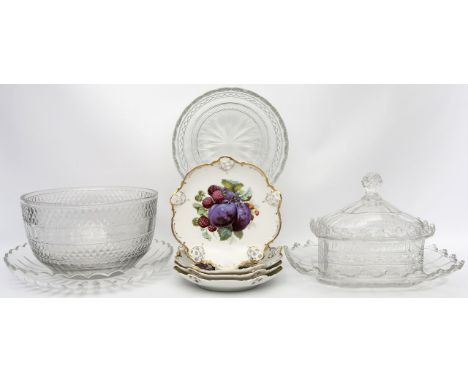 2 Schalen, Teller und Deckeldose auf Unterteller. Farbloses Glas. Best. 19./20. Jh. D. 23 bis 30 cm. Beigegeben: 4 Teller mit