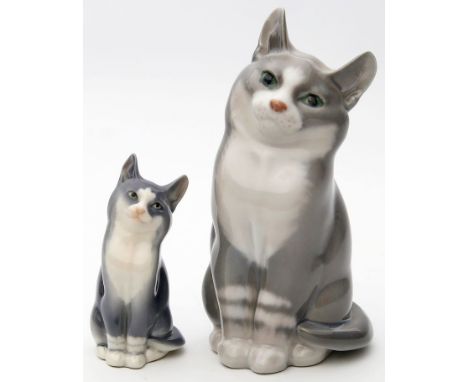 2 Katzenskulpturen, Royal Copenhagen. Porzellan. Bunte Unterglasurbemalung. Modell-Nr. 1803. Grüne und blaue Unterglasurmarke