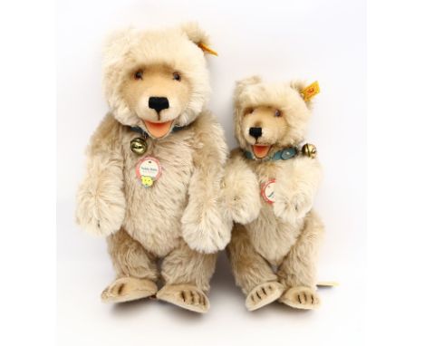 2 Steiff-Teddy Baby 1930 Replica. Art.-Nr. 407833 und 407857, je mit Knopf, Fahne und Schild. Unbespielt. H. 28 bzw. 35 cm.