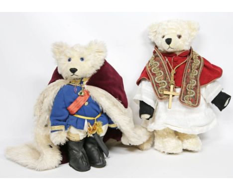 2 Hermann-Teddys als König Ludwig bzw. Papst Benedikt XVI. Je aufwendig bekleidet und unbespielt. L. ca. 35 bzw. 40 cm.