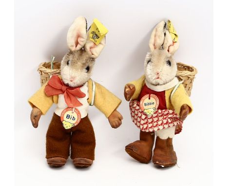 Steiff-Hasenpärchen "Bibbie" und "Bib". Mohairkopf, Gummikörper, vollständige Originalkleidung und Kiepe, je mit Knopf, Fahne