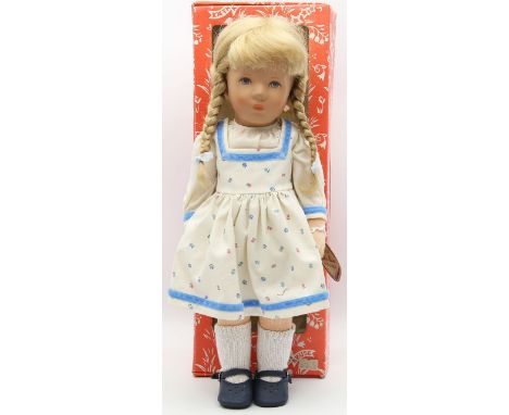 Käthe-Kruse-Puppenmädchen "Fifi". Bemalter Kunststoffkopf mit blonder Zopfperücke. Nesselkörper. Li. Fußsohle mit Signaturste