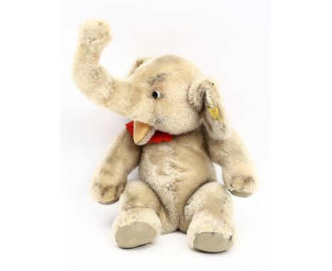 Steiff-Elefant "Jumbo". Mit Knopf und Fahne. L. bespielt und ohne Glöckchen. H. 22 cm.