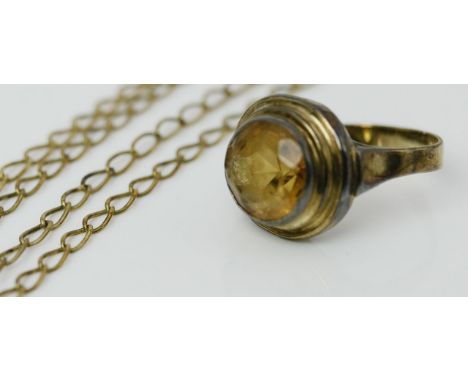 Kette und Damenring. 333/000 GG, brutto 6,7 g. Ring (stark gedellt) besetzt mit Citrin (abgetragen), RW 53, Kette mit Federri