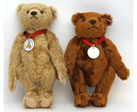 Steiff-Club-Teddy, 2003 und 2004. Je mit Knopf, Fahne und Porzellanplakette. L. ca. 32 cm.