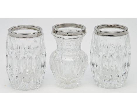 3 kleine Vasen. Facettiertes, farbloses Kristallglas mit 800/000 Silbermanschette. Mz. Emil Hermann, Waldstetten, 20. Jh. H. 