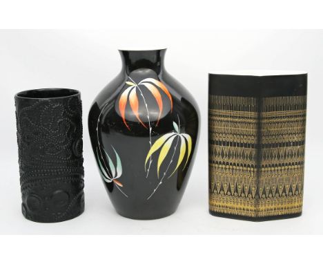 3 Vasen. Porzellan. Verschiedene Formen, Dekore und Manufakturen, dabei 2x Rosenthal. 2. Hälfte 20. Jh. H. 18,5 bis 25,5 cm.