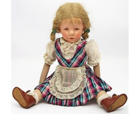 Puppenmädchen, Käthe Kruse. Bemalter Kopf mit Echthaarperücke. Bekleideter Stoffkörper. H. 37 cm.