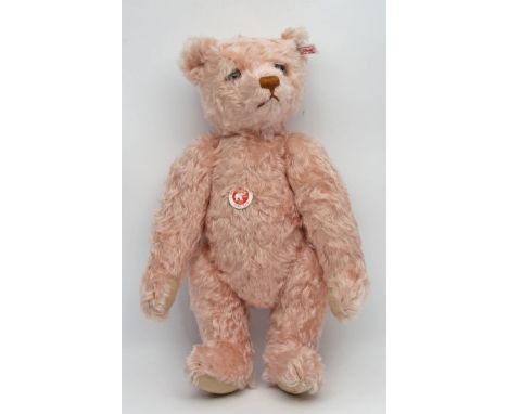Festival-Bär, Steiff, "Teddy Rosé", Ex. 345/3.000 aus dem Jahr 2005, mit Knopf, Fahne und Schild. H. 45 cm.