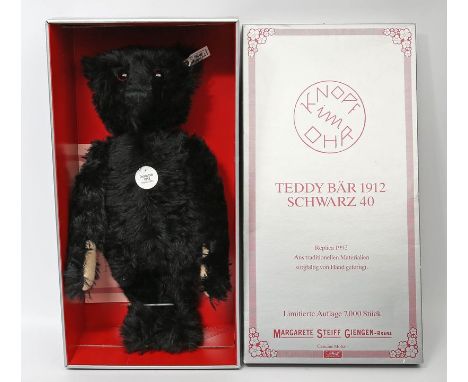 Steiff-Teddy 1912, schwarz. Replika 1992 mit Knopf, Fahne, Schild und Zertifikat. Nr. 2853/7000. H.40 cm. Im Originalkarton.