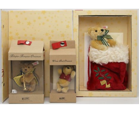 3 Steiff-Weihnachtsteddys: Teddybär mit Weihnachtsstrumpf, 2004; "Winnie Puuh Ornament" und "Teddybär Trompeter Ornament". Je