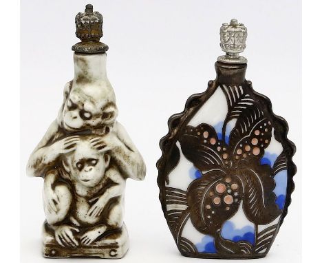 Art Deco-Flakon und Flakon in Affenform. Porzellan. 1x mit 1.000/1.000 Silber-Overlay von Rosenthal. 1. Drittel 20. Jh. H. ca