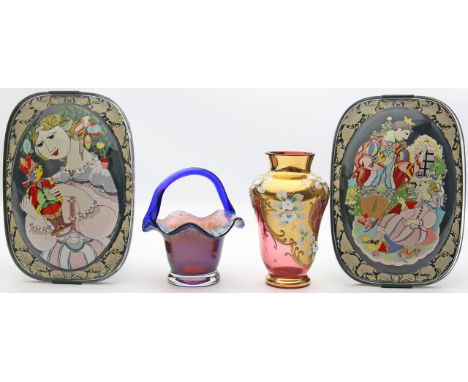 4 Teile Glas: 2 Wandbilder, Björn Wiinblad für Rosenthal, rote Vase mit Blumenmalerei in farbigem Kaltemail über Goldfond und