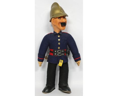 Steiff-Feuerwehrmann für Ziegler. Art.-Nr. 7889/05 mit Knopf und Fahne. Kinnriemen des Helmes auf einer Seite ausgerissen. L.