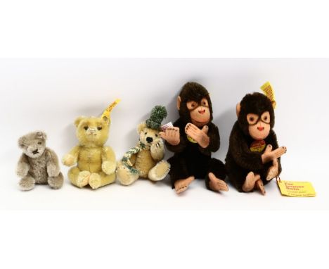 3 Teddys und 2 Schimpansen, Steiff. Verschiedene Ausführungen. Je mit Knopf, 4x mit Fahne und 2x mit Schild. Überwiegend unbe