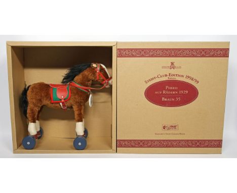 Steiff-Pferd auf Rädern. Steiff-Club-Edition 1998. Art.-Nr. 420146. Mit Knopf, Fahne und Porzellanplakette. H. 34,5 cm. Im Or
