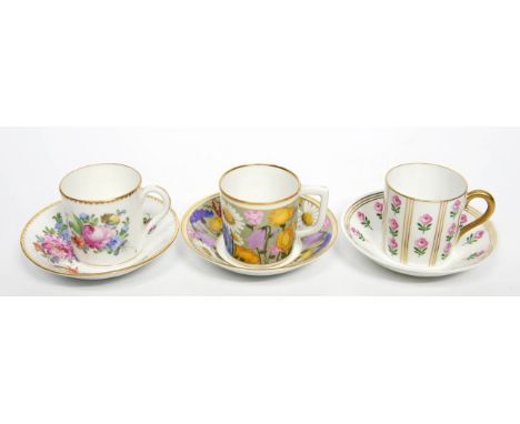 3 Mokkatassen mit Untertassen, Nymphenburg. Porzellan. Unterschiedliche, bunte Blumenmalerei, Goldrand. 1 Tassenrand best. St