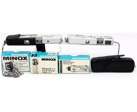 2 Kleinbildkameras Minox, mit Blitzgerät, Sucherspiegel und Stativkopf. In Verpackung/Etui.