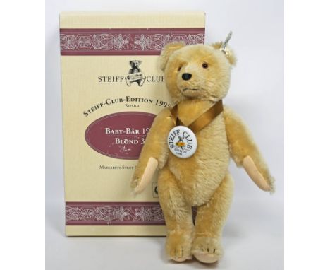 Steiff-Baby-Bär 1946, blond, Replika. Steiff-Club-Edition 1995/96, mit Knopf, Fahne und Porzellanmedaillon. H. 35 cm. Im Orig