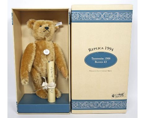 Steiff-Teddy 1906. Replika 1994. Art.-Nr.405891. Mit Knopf, Fahne, Schild und Zertifikat, Nr. 2322/5000. H. 43 cm. Im Origina