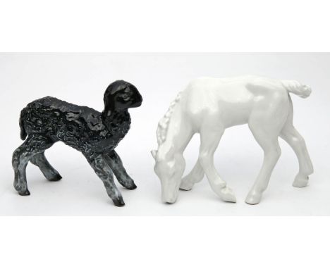 2 Tierskulpturen, Porzellan: Grasendes Fohlen, weiß, 1 Ohr best. Schaubach-Kunst, 2. Hälfte 20. Jh. und stehendes Lamm mit na