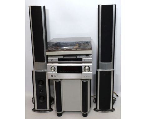 Musikanlage mit Lautersprechersystem. Tensai-Plattenspieler Modell 750QZ, Denon-Receiver und Denon-CD-Spieler, 2x kleinere un