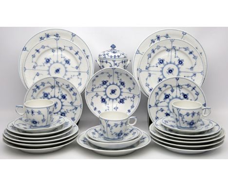 26 Teile "Musselmalet", Royal Copenhagen. Porzellan, Wandung gerippt. Blaue Bemalung. Bestehend aus: 9 Desserttellern, 6 klei