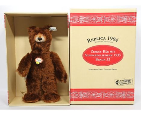 Steiff-Zirkusbär mit Schnappgliedern 1935. Museum-Collection 1994. Art.-Nr. 401534 mit Knopf, Fahne, Schild und Zertifikat, N