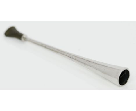 Zigarettenspitze. 925/000 Sterlingsilber. In Posaunenform mit Mundstück aus Bakelit (?). Gebrauchsspuren. Gem. "AD" für Alfre