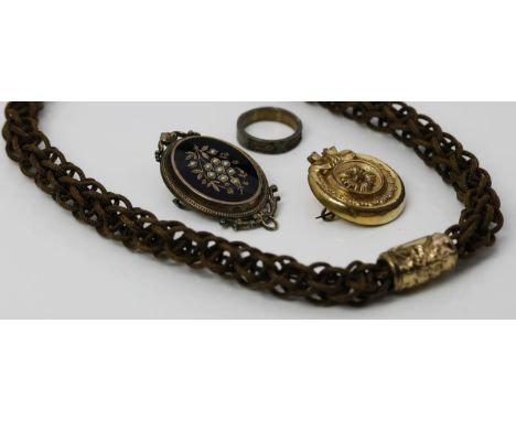 4 Teile Biedermeier-Schmuck. a) Aus braunem Echthaar geflochtene Uhrenkette, mit ungravierten Wappen reliefierte Endstücke un