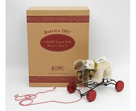 Steiff "Galop-Teddy 1926". Replika 1997. Art.-Nr. 400926. Mit Knopf, Fahne und Schild. Limitierte Auflage, Nr. 2279/2500. H. 