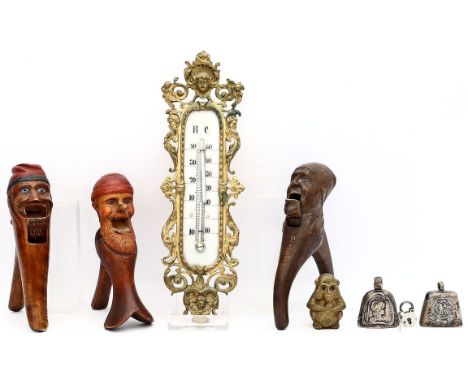 8 Teile Raritäten: 3 Nussknacker mit geschnitzten Köpfen, Historismus-Thermometer (Skala besch.), 2 Kinder-Glocken, Miniatur-