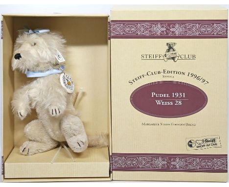 Steiff-Pudel 1931, Replika. Steiff-Club-Edition 1996/97 mit Knopf, Fahne und Porzellanmedaillon. H. 28 cm. Im Originalkarton.