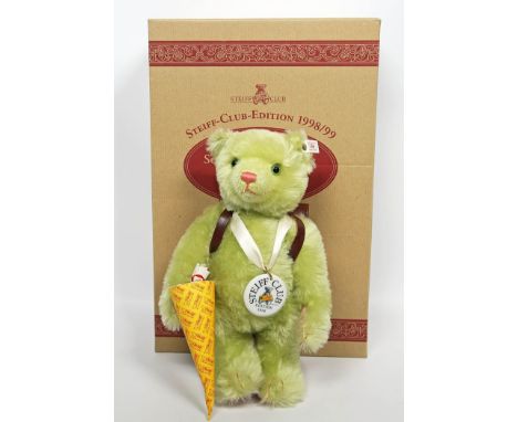 Steiff-Schulanfänger-Bär. Steiff-Club-Edition 1998/99, mit Knopf, Fahne und Schild. H. 30 cm. Im Originalkarton.