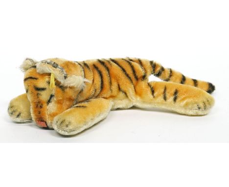 Schlafender Tiger, Steiff. Verschiedenfarbiger Mohair, mit K und Rest der F. Etwas bespielt. 60er/70er Jahre. L. 23,5 cm.