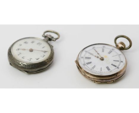 2 Damentaschenuhren. 1x vergoldetes, 1x Silbergehäuse, teils l. gedellt. Emailzifferblätter (1x Haarrisse). Handaufzug, silbe