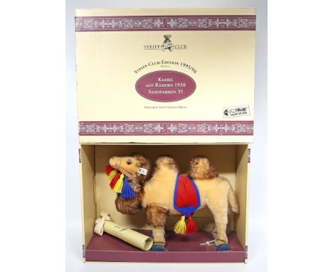 Steiff-Kamel auf Rädern. Steiff-Club-Edition 1995/96. Art.-Nr. 420061. Mit Knopf, Fahne, Porzellanmedaille und Zertifikat. L.