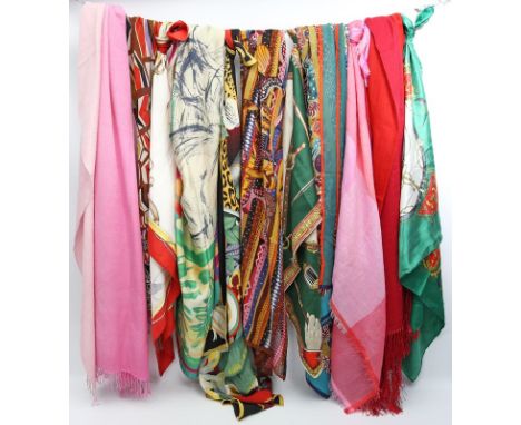 Posten von 11 Schals und Tüchern. Meist aus Seide. Dabei Missoni und Celine.