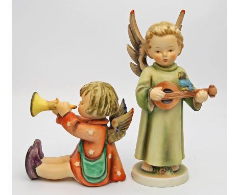 Sitzender und stehender Engel, Hummel. Keramik. Bunt bemalt. 1 Flügelspitze rep. Stempelmarke Goebel, 20. Jh. H. 12 bzw. 19 c
